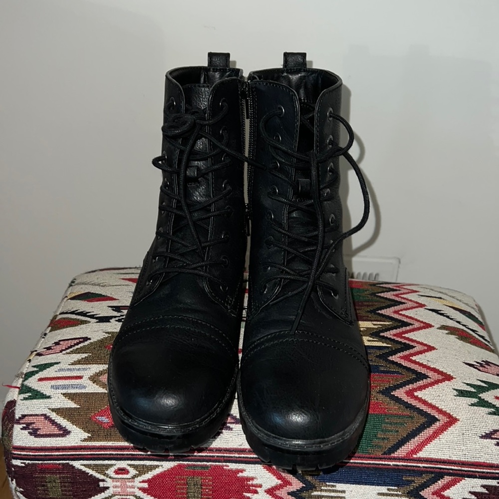 Universal Thread Kamryn Lace Up Boots EUC